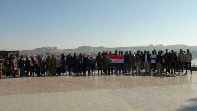 طلاب جامعة المنيا الوافدون يرفعون علم فلسطين أمام مقابر الدولة الوسطى