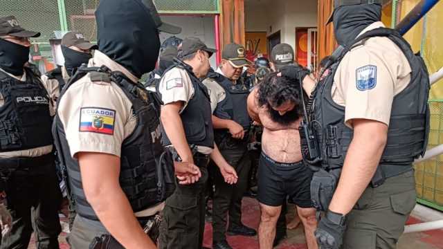 تطور جديد لحرب الإكوادور على العصابات.. اقتحام السجون وتقيد المحتجزين عراه