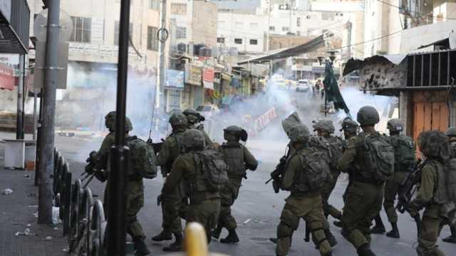 قوات الاحتلال الإسرائيلي تستهدف منازل الشهداء.. وحملة اعتقالات في مخيم الدهيشة
