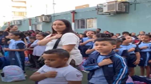 النشيد الوطني السوداني في طابور الصباح بإحدى مدارس مصر: «فليعش سوداننا»
