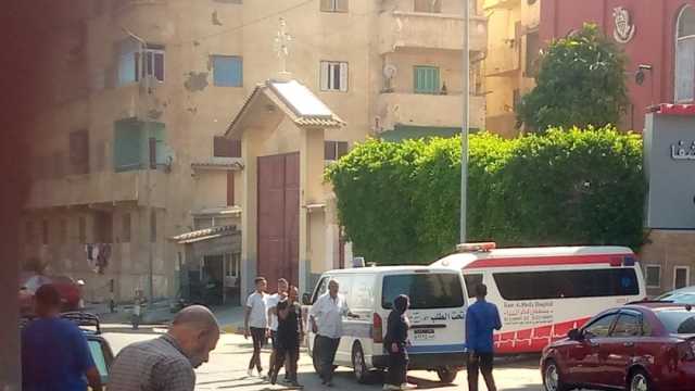 تجمع الأهالي أمام المستشفى في انتظار خروج جثمان والدة الفنان أحمد شيبة