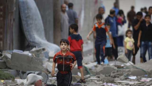 حلاقو غزة يزيلون غبار القنابل عن وجوه الأطفال بدلا من تزيين شعورهم (صورة)
