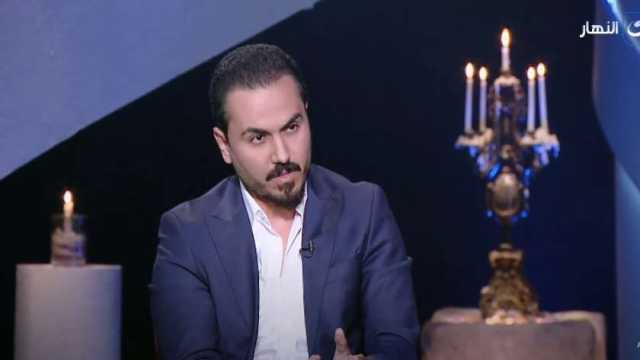 شيخ العرافين لـ نزار الفارس: «مامتك قالت لك متشتغلش في الإعلام»