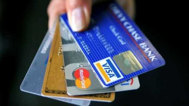 بعد وقف البنوك التعامل بها خارج مصر... ما هي بطاقات الخصم المباشر والبدائل المتاحة؟