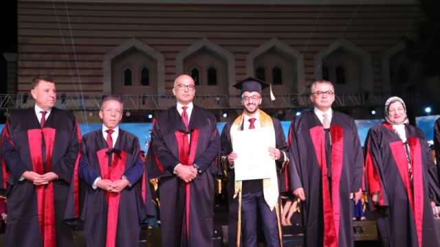 رئيس جامعة عين شمس يشهد حفلة تخرج دفعة 2023 بكلية الطب