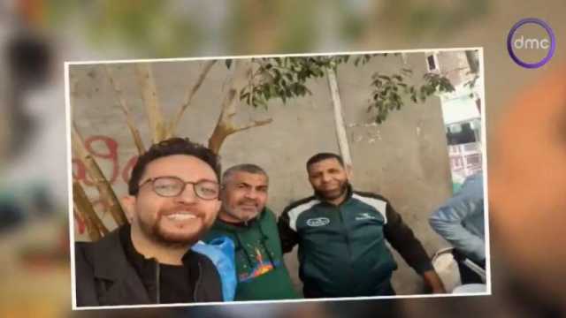 أحمد فايق يلتقط صورًا تذكارية مع صاحب أشهر عربة فول في طنطا