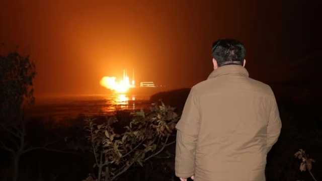 كوريا الشمالية تزعم إطلاق أول قمر تجسس وتتعهد بالمزيد (صور)
