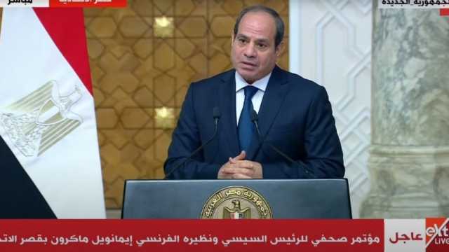 الرئيس السيسي يرحب بماكرون في مصر ويشكره على جهوده في الأزمة الراهنة بفلسطين