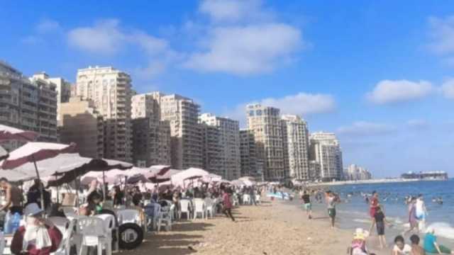 إقبال كثيف على شواطئ الإسكندرية في رابع أيام عيد الأضحى (صور)