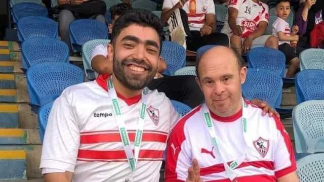 «المعلم زكي قلبه أبيض».. جماهير الزمالك تلتف حول فنان شهير في المدرجات