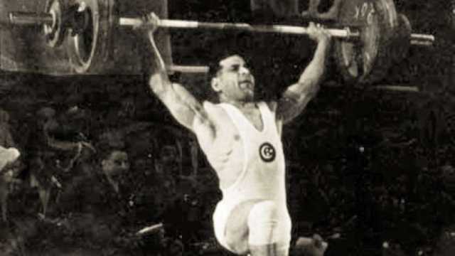 الأخف وزنا أنور مصباح.. نصيحة غالية منحته القمة في أولمبياد 1936
