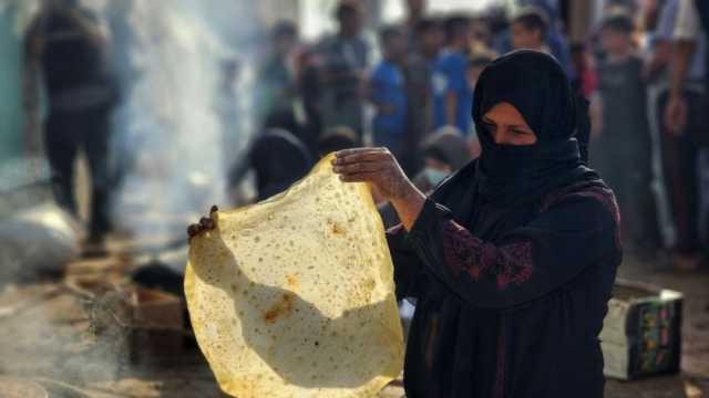 خبز «الصاج» يتحدى صواريخ الاحتلال.. تصنعه الفلسطينيات لسد جوع الأطفال