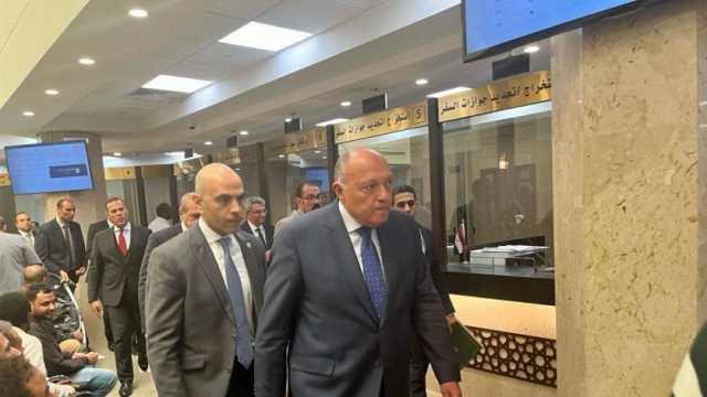 وزير الخارجية يتفقد سير عمل الخدمات المقدمة للمواطنين المصريين في الرياض