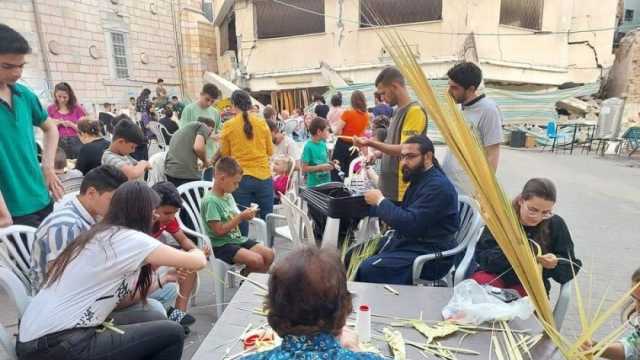 «على هذه الأرض ما يستحق الحياة».. مسيحيو غزة يحتفلون بأحد السعف (صور)