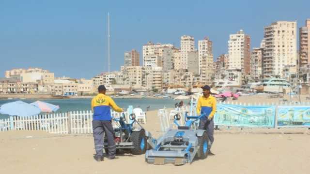 غربلة رمال الشاطئ.. تجربة جديدة لرفع منظومة النظافة بالإسكندرية