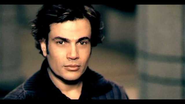 حكاية كوبيله محذوف من أغنية «خليك فاكرني» لـ عمرو دياب.. كلمات حزينة