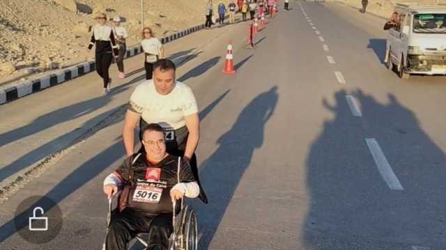 على مقعد متحرك.. أحد ذوي الهمم يشارك في ماراثون مصر الدولي بالأقصر