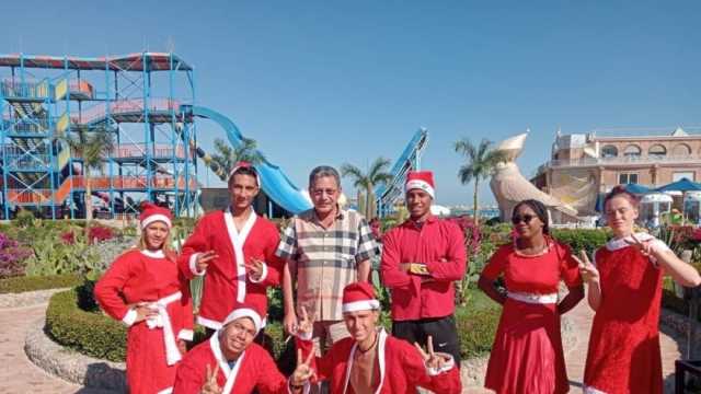 شواطئ الغردقة تجذب السائحين المصريين والأجانب للاحتفال بعيد الميلاد (صور)