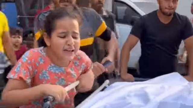 «يما قولي إنك عايشة».. صدمة طفلة فلسطينية في وداع والدتها الشهيدة (فيديو)