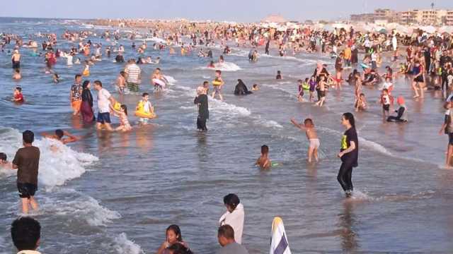 استمرار توافد المصطافين للاستمتاع بشواطئ مصيف بلطيم بكفر الشيخ