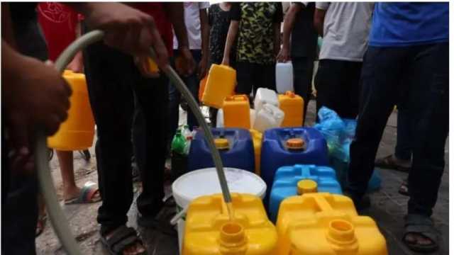 رحلة «شُرب» كوب ماء نظيف في غزة.. طابور 7 ساعات لا ينهي العطش