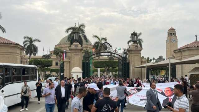 طلاب جامعة القاهرة وأعضاء هيئة التدريس يشاركون في مسيرة دعم الرئيس السيسي