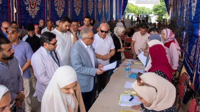 رئيس جامعة طنطا يتابع أعمال الكشف الطبي على الطلاب الجدد