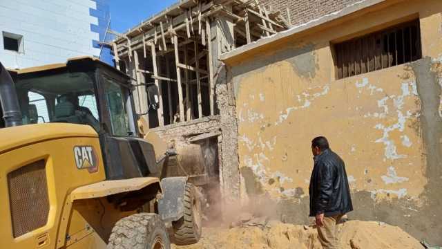 إيقاف أعمال بناء مخالف وتعديل 8 حالات في مركز ملوي بالمنيا
