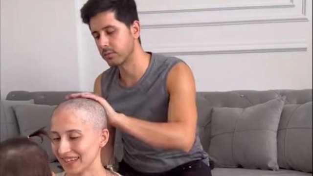 مشهد مؤثر لزوج يحلق شعره لمساندة زوجته المصابة بالسرطان.. «الحب يداوي المرض»