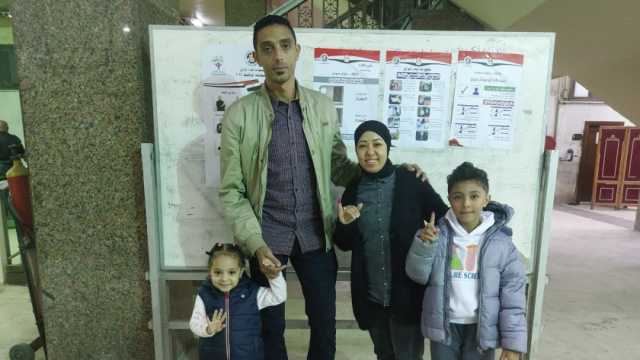 رغم برودة الطقس.. «حسام» يصطحب زوجته وطفليه للمشاركة في الانتخابات: واجب وطني