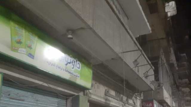 حملات لإزالة الإشغالات ومتابعة التزام المحال بمواعيد الغلق في الإسكندرية