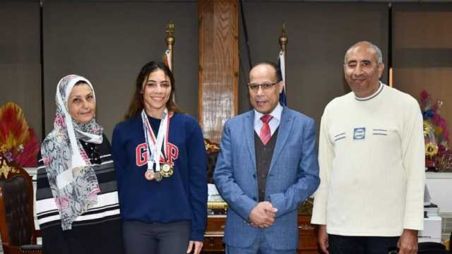 جامعة قناة السويس تكرم طالبة لحصولها على 3 ميداليات في مسابقات السباحة