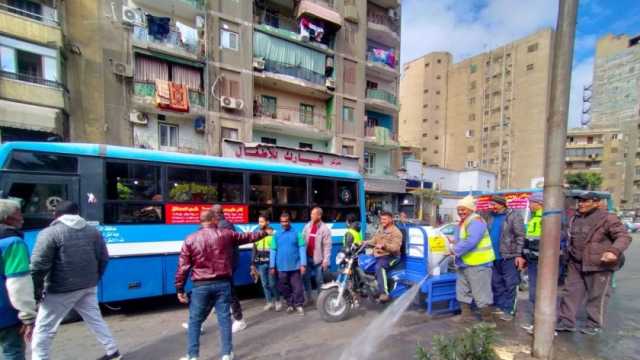 «نظافة القاهرة» تستعين بتروسيكلات لغسل أرصفة الشوارع (صور)