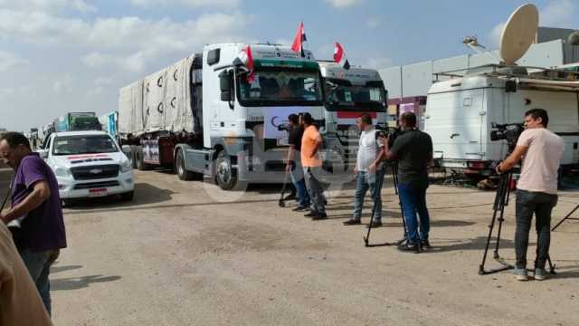 تحرك شاحنات المساعدات من جنوب غزة إلى شمال القطاع تنفيذا لاتفاق الهدنة
