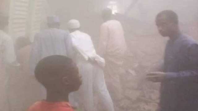 مصرع 7 نتيجة انهيار مسجد على مئات المصلين في نيجيريا (صور)