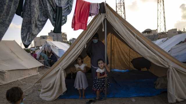 فلسطيني يوثق معاناة النازحين في خيام غزة.. «أطفال لا يعرفون شكل الفاكهة»