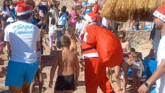 بابا نويل يوزع الهدايا على الأطفال في شرم الشيخ احتفالا بالكريسماس