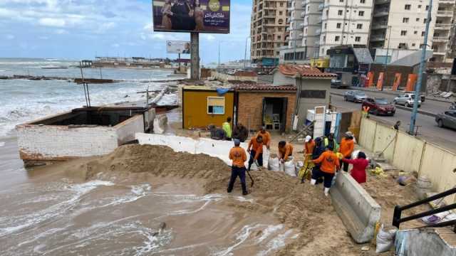 «صرف الإسكندرية»: حواجز رملية على 5 شواطئ لمنع مياه البحر من الخروج للشوارع