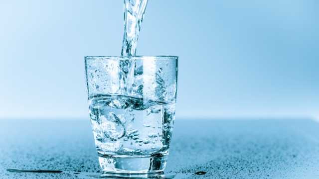 اختبار بسيط لمعرفة مدى حاجة جسدك لتناول الماء.. «النتيجة مفاجأة»