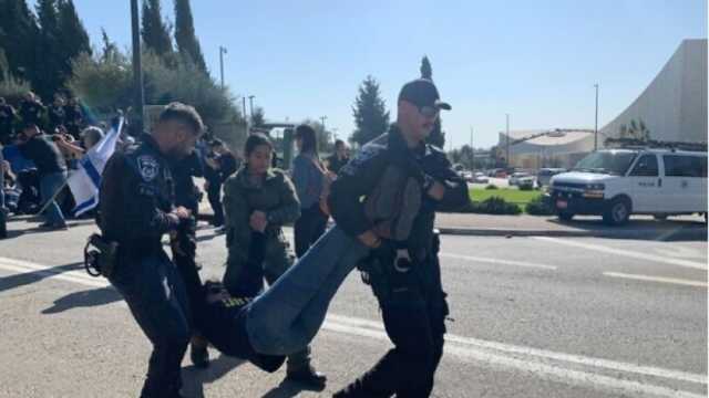 إسرائيل منهارة من الداخل.. اشتباكات بين الشرطة والمتظاهرين أمام الكنيست