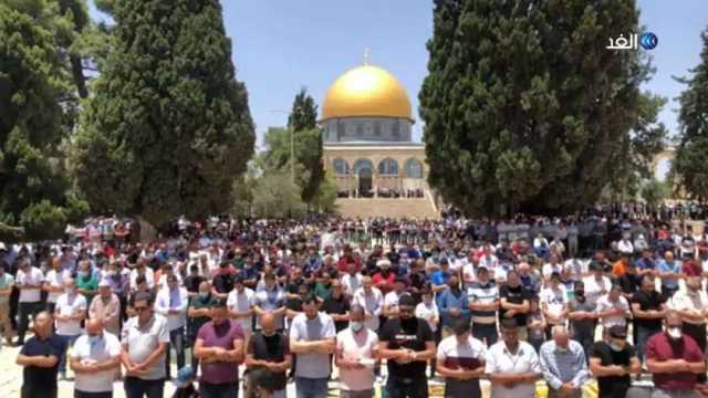 آلاف الفلسطينيين يؤدون صلاة الجمعة الثالثة من رمضان بساحات المسجد الأقصى