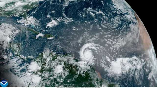 مشاهد دمار هائلة للإعصار بيريل في أمريكا.. توقعات بالأسواء (فيديو)