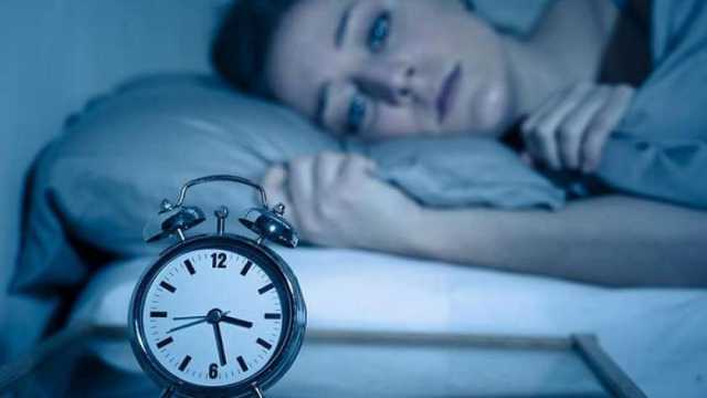 كم عدد ساعات النوم التي يحتاجها الإنسان.. وما دخل العمر في ذلك؟