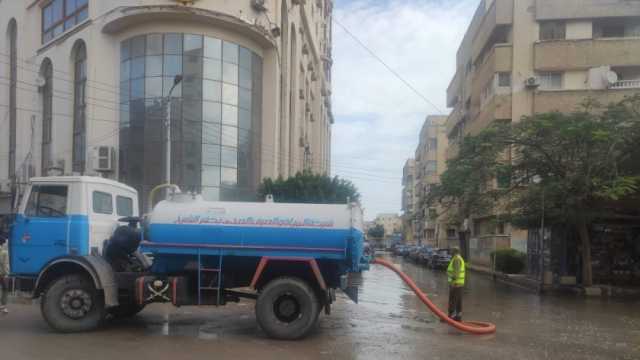 إزالة آثار الأمطار في شوارع الشيخ زويد والعريش