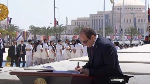 الرئيس السيسي يوقع في سجل الشرف بالنصب التذكاري بالعاصمة الإدارية الجديدة