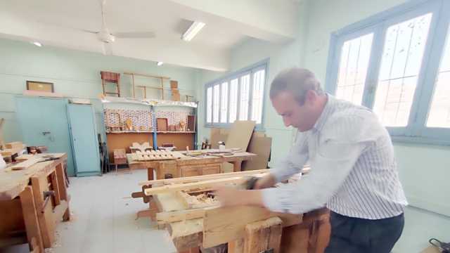 تعليم الطلبة «صناعة الأثاث» وفن التعامل مع الأخشاب والآلات الحديثة