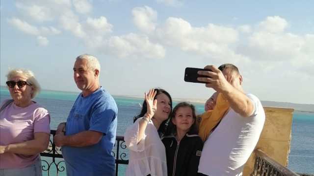 جولات الأجانب على الشواطئ.. سياح 15 جنسية يستمتعون ببانوراما الغردقة
