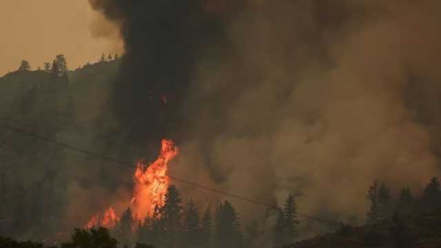 إجلاء سكان مدينة كندية بالكامل تحسبا لوصول حرائق الغابات إليها.. (فيديو)