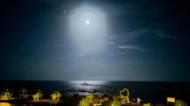 شواطئ مرسى علم تجذب السائحين بأجوائها الليلية (صور)