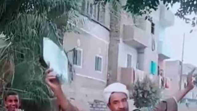 حقيقة فيديو «الأب الراقص بشهادة ميلاد ابنه».. ما سبب فرحته؟